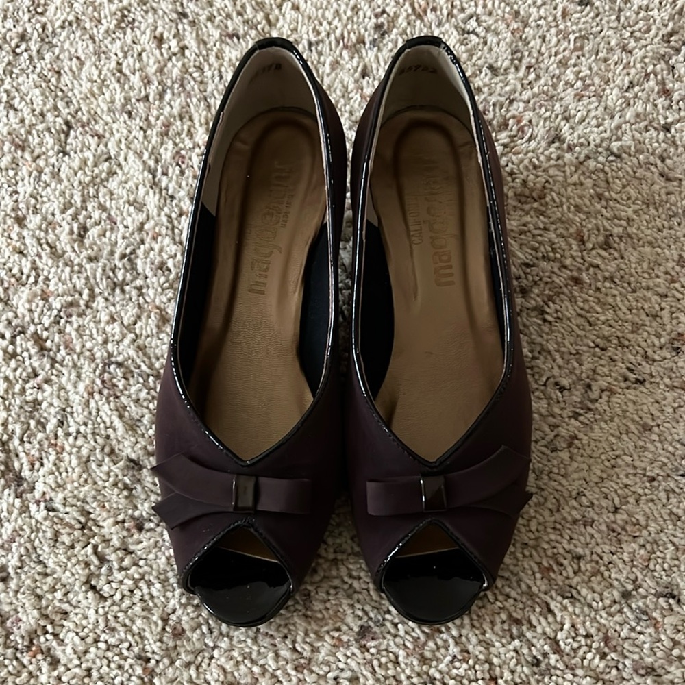Brown pumps with bow detail